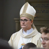 Abp Przybylski do kapłanów: Ludzie chcą widzieć księdza w sutannie wytartej na kolanach, a nie przy kieszeniach