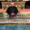 Kard. Pietro Parolin przed doczesnymi szczątkami św. Franciszka z Asyżu