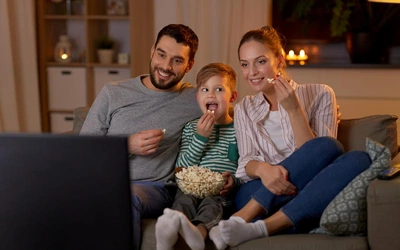 Wartościowa i bezpieczna rozrywka. Jak mądrze dobrać ofertę legalnej telewizji internetowej dla całej rodziny?