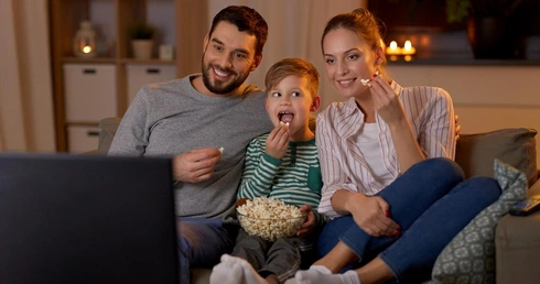 Wartościowa i bezpieczna rozrywka. Jak mądrze dobrać ofertę legalnej telewizji internetowej dla całej rodziny?