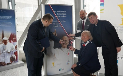 Kraków Airport. Wernisaż wystawy przypominającej pontyfikat Jana Pawła II