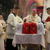 Abp Kupny podczas Mszy Krzyżma: Kapłan jest człowiekiem namaszczonym dla ludu, nie dla siebie, nie dla kariery