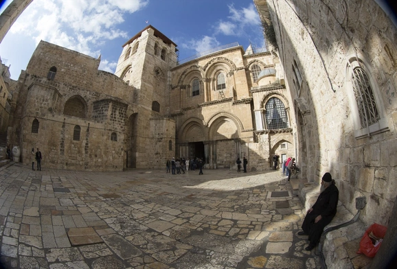 Łaciński patriarcha Jerozolimy odprawił Mszę bez wiernych w Bazylice Grobu Pańskiego