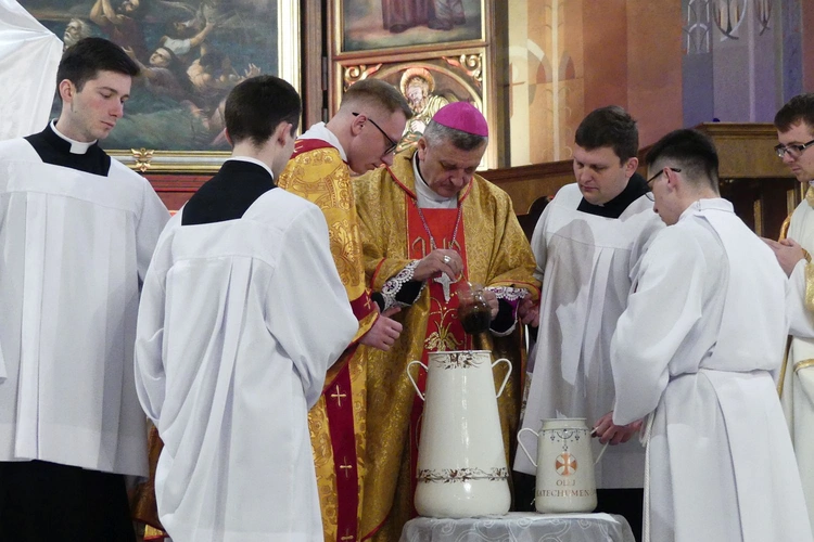 Bp Pindel do kapłanów: Stajemy się krajem podobnym do misyjnych