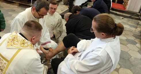 Msza Wieczerzy Pańskiej. Bp Małyga: Między "teraz" a "później" wydarza się Pascha