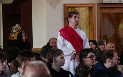 Droga Krzyżowa chłopaków ze skoczowskiej Przestrzeni Opatrzności w Pogórzu