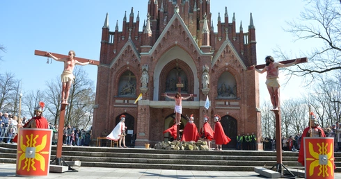 Abp Przybylski na piekarskiej Kalwarii: Uciekając od krzyża, uciekamy od miłości i prawdy