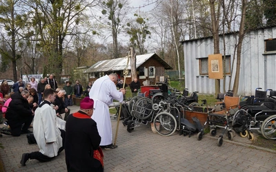 Droga Krzyżowa w schronisku Towarzystwa Pomocy im. św. Brata Alberta