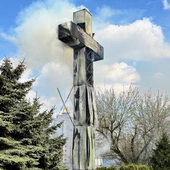 Spłonął krzyż papieski