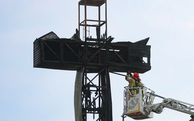 Spłonął krzyż, przed którym Jan Paweł II odprawił w 1979 r. pamiętną Mszę na warszawskim placu Zwycięstwa