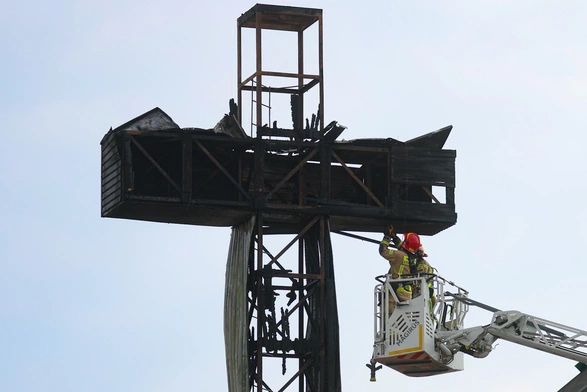 Spłonął krzyż, przed którym Jan Paweł II odprawił w 1979 r. pamiętną Mszę na warszawskim placu Zwycięstwa