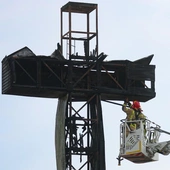 Spłonął krzyż, przed którym Jan Paweł II odprawił w 1979 r. pamiętną Mszę na warszawskim placu Zwycięstwa