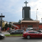 Warszawa: Słynny krzyż, który dziś spłonął, zostanie odbudowany