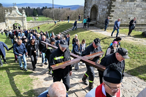 Droga Krzyżowa wchodzi na Święty Krzyż
