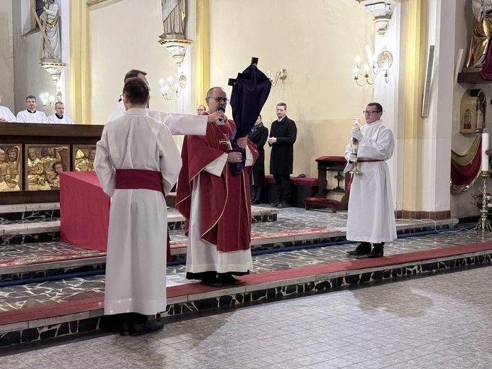 Liturgia Wielkiego Piątku w parafii NSPJ w Mysłowicach