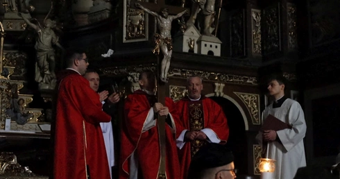 W Wielki Piątek w katedrze zgasło światło i zapadła cisza