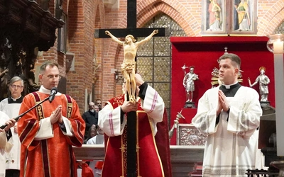 W ciszy Wielkiego Piątku słyszymy bicie serca Boga