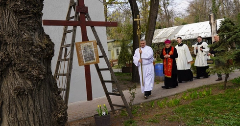 Krzyż Jezusa pośród ludzkich krzyży. Wielki Piątek u Brata Alberta we Wrocławiu