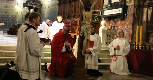 Płock. Obecni pod krzyżem i na Eucharystii