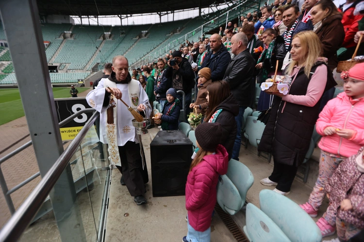 "Święconka" na stadionie - kibice Śląska przyszli z koszyczkami na trybuny