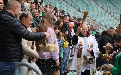 "Święconka" na stadionie - kibice Śląska przyszli z koszyczkami na trybuny