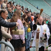 "Święconka" na stadionie - kibice Śląska przyszli z koszyczkami na trybuny
