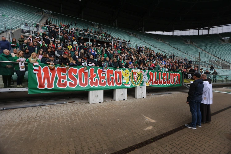 "Święconka" na stadionie - kibice Śląska przyszli z koszyczkami na trybuny