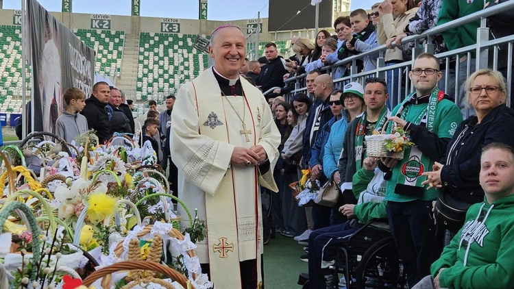 Święcenie pokarmów na stadionie Radomiaka