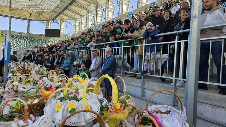 Święcenie pokarmów na stadionie Radomiaka