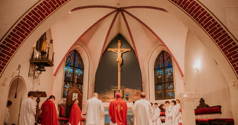 Abp Wojda: Krzyż nie jest rzeczą, jest znakiem wielkiej miłości