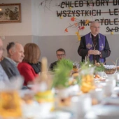 Biskup z bezdomnymi przy jednym stole