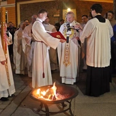 Wigilia Paschalna na Ostrowie Tumskim we Wrocławiu. Bp Kiciński: Zmartwychwstanie odnawia świat