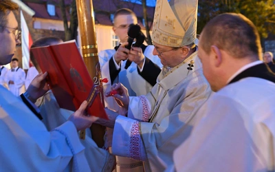 Wigilia Paschalna w Oliwie. Przewodniczący KEP: Świat potrzebuje świadków zmartwychwstania