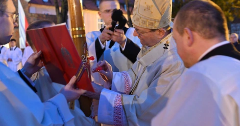 Wigilia Paschalna w Oliwie. Przewodniczący KEP: Świat potrzebuje świadków zmartwychwstania