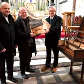 W Kościele pw. Narodzenia NMP w Głubczycach w sobotę 28 marca wystąpiło dwóch wybitnych muzykologów (od lewej): prof. Stefan Baier (Ratyzbona) i prof. Jaroslav Tůma (Praga). Tu z organizatorem, ks. Grzegorzem Poźniakiem.