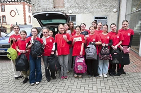 Członkowie SKC z Raszowej, Zdzieszowic i Żyrowej przyjechali do centrali Caritas w Opolu, by przekazać zebrane plecaki.