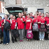 Członkowie SKC z Raszowej, Zdzieszowic i Żyrowej przyjechali do centrali Caritas w Opolu, by przekazać zebrane plecaki.