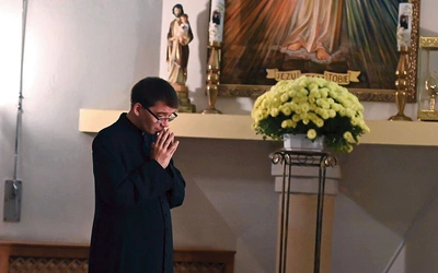 Miłosierdzie za murami i w ciszy choroby. Kapelan o spotkaniach, które zmieniają życie