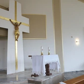 12 kwietnia świece  na ołtarzu zapłoną i już nie zgasną, bo pomiędzy nimi, w monstrancji, jak niegdyś w Wieczerniku, stanie  żywy Bóg. 