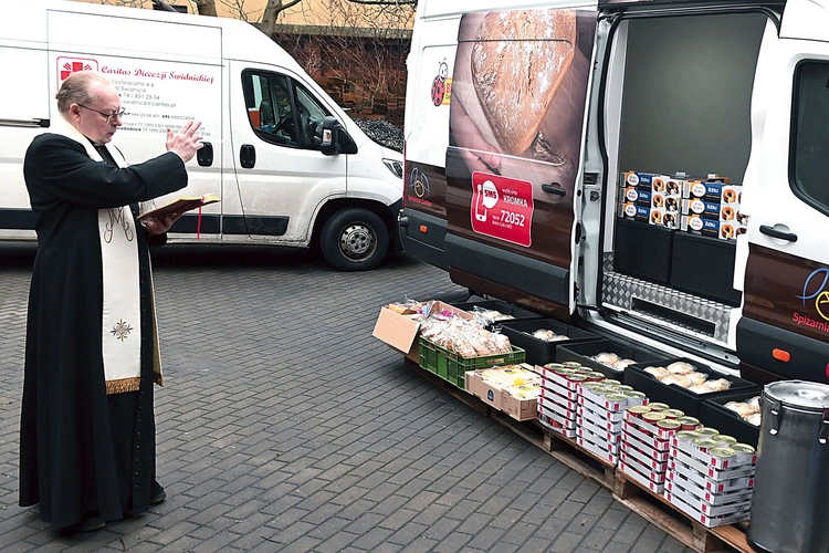 Przed rozdysponowaniem wszystkie produkty spożywcze zostaną poświęcone przez ks. Radosława Kisiela.