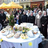 Stół przygotowany przez siostry franciszkanki oraz pracowników i mieszkańców DPS przy  ul. Szpitalnej w Opolu.