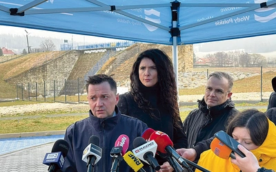  Prezes Wód Polskich Mateusz Balcerowicz z wojewodą dolnośląską Anną Żabską i Jackiem Drabińskim, zastępcą dyrektora ds. ochrony przed powodzią i suszą w Regionalnym Zarządzie Gospodarki Wodnej we Wrocławiu.