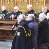 Na spotkania  przyjeżdżają panowie z różnych wspólnot.