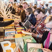  Targi Wydawców Katolickich to jedno z najstarszych, organizowanych nieprzerwanie w Polsce wydarzeń targowych dot. książki, a każdy kolejny rok gromadzi coraz większą liczbę odwiedzających.