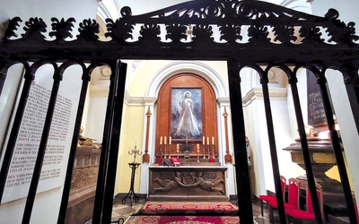 Obraz zaczął powstawać  cztery lata po śmierci św. Faustyny. Modlono się przed nim także w latach 50.  i 60. XX wieku,  czyli wtedy,  gdy Święte Oficjum nie dopuściło jeszcze do oficjalnego kultu Miłosierdzia Bożego w formie przedstawionej w „Dzienniczku”.