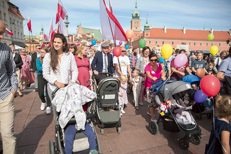  W ubiegłych latach wydarzenie gromadziło nawet kilkadziesiąt tysięcy uczestników. Było największą od lat manifestacją pro-life w Polsce i jedną z największych tego typu demonstracji w Europie.