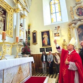 Bp Marek święci jeden z ołtarzy w świątyni w Radoszycach.