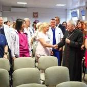 Policjantom życzył siły w codziennych obowiązkach  oraz pokoju  na czas świąt. 