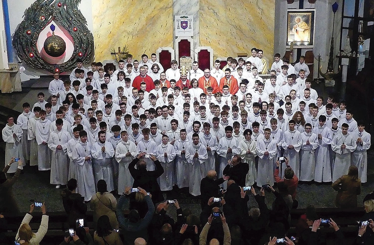 Animatorzy i ceremoniarze z bp. Romanem Pindlem i diecezjalnymi duszpasterzami.