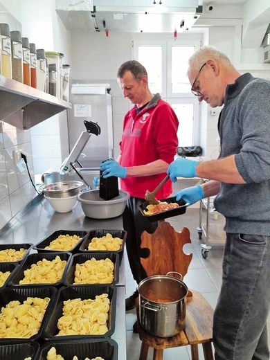 – Proste gesty i słowa potrafią podnieść człowieka z ziemi. Jeśli tak rozumiemy miłosierdzie, to ono zawsze będzie budowa- niem relacji – podkreśla ks. Stanisław Podfigórny.